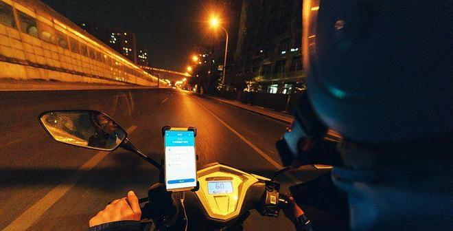 高管失业外卖女骑手暴增35%_女骑手经济压力家庭责任平台规则_开网约车也能送外卖