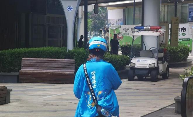 女骑手经济压力家庭责任平台规则_高管失业外卖女骑手暴增35%_开网约车也能送外卖