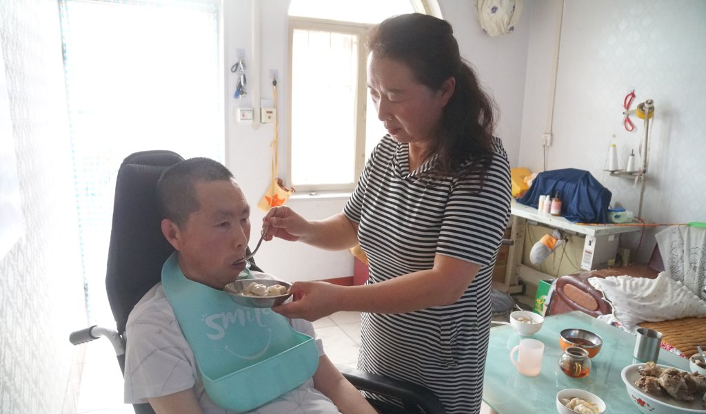 开网约车也能送外卖_渐冻症夫妻开网约车_渐冻症家庭生活