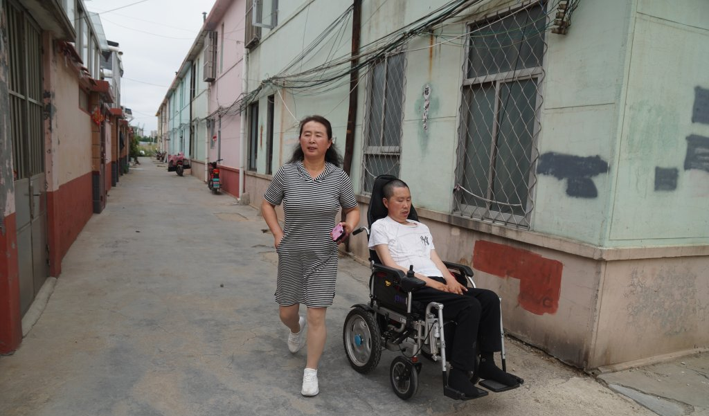 开网约车也能送外卖_渐冻症家庭生活_渐冻症夫妻开网约车