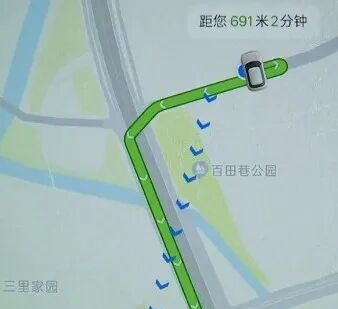 陈先生提供了截图，画面中的车辆距离起点691米，时间还有2分钟。左等右等不见车来，陈先生觉得不能再等了。